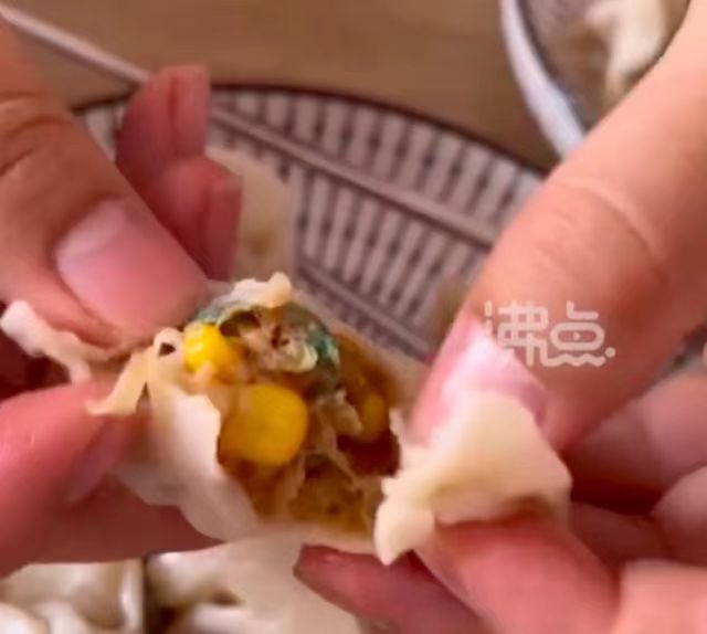 be365体育平台:三全水饺吃出抹布？三全食物客服职员：无权回复